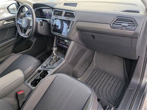 Used 2024 Volkswagen Tiguan SE image 19