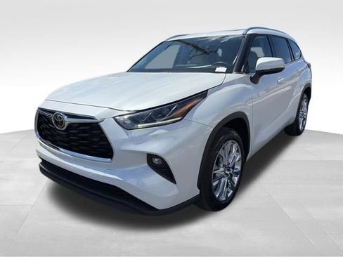 Used 2023 Toyota Highlander Limited image 3