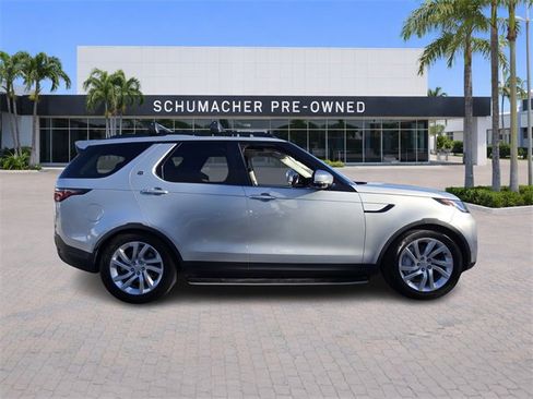 Used 2023 Land Rover Discovery S image 8