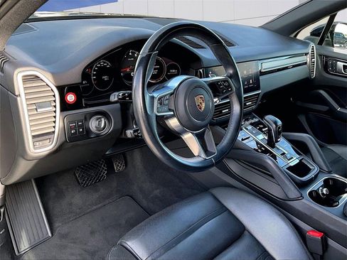 Certified 2022 Porsche Cayenne Platinum Edition image 4