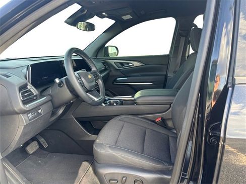 Used 2025 Chevrolet Traverse LT image 9