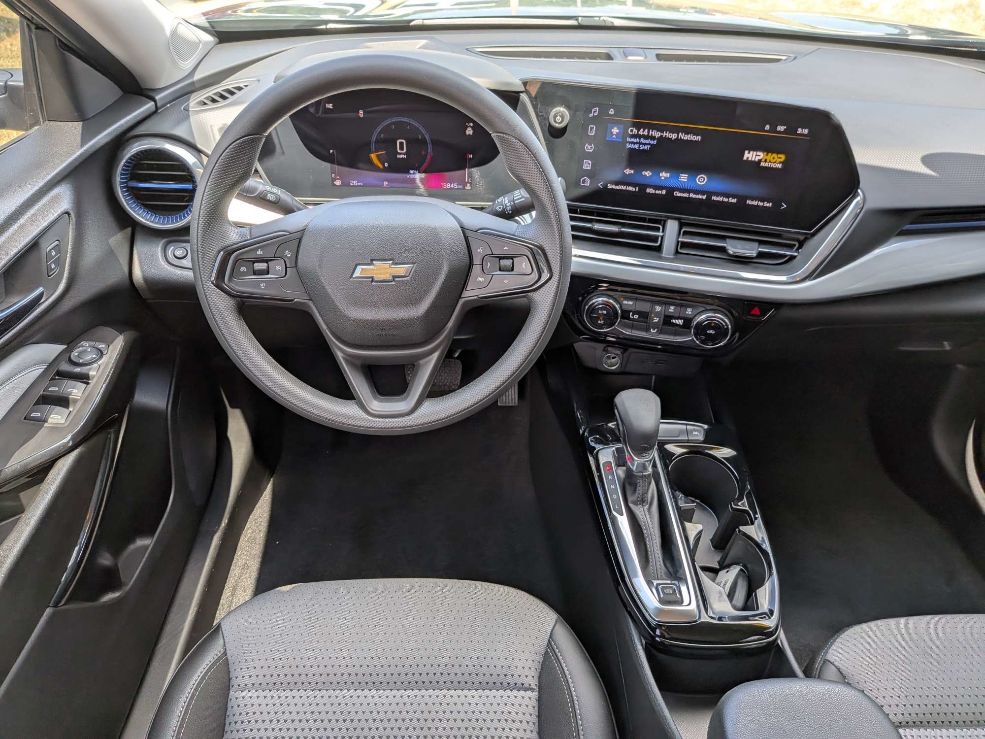 Used 2025 Chevrolet Trax LT FWD image 16