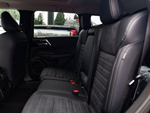 New 2025 Mitsubishi Outlander SE image 19