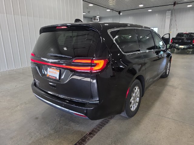 Used 2024 Chrysler Pacifica Touring-L FWD image 8