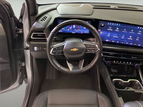 Used 2025 Chevrolet Traverse LT FWD image 30