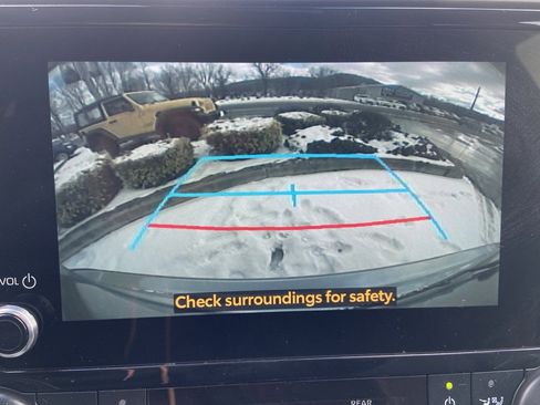 Used 2024 Toyota Highlander LE image 17