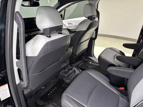 Used 2022 Toyota Sienna XSE FWD image 25