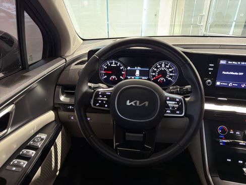 Used 2024 Kia Carnival LX FWD image 17