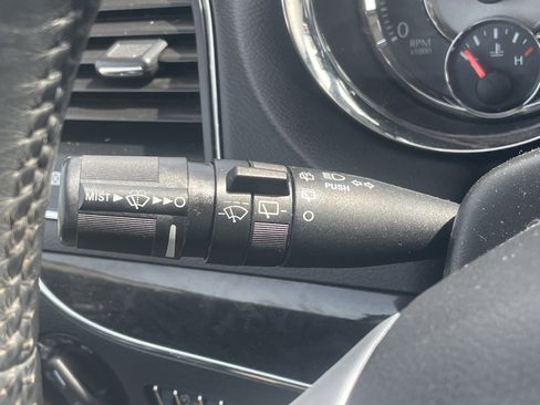 Used 2016 Chrysler Town & Country Touring image 17