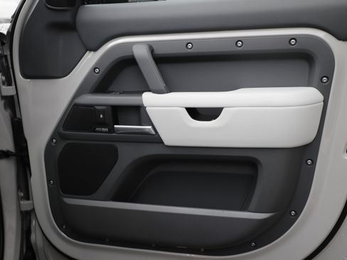 New 2026 Land Rover Defender 110 X-Dynamic SE image 9