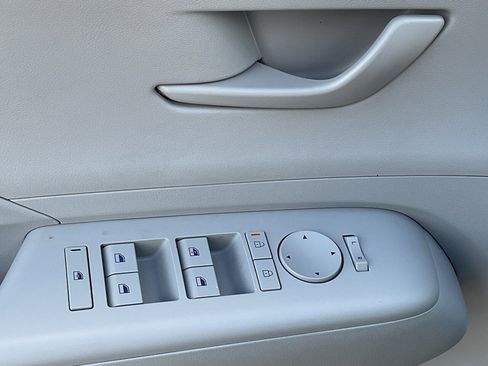 Used 2025 Hyundai Kona SEL image 11