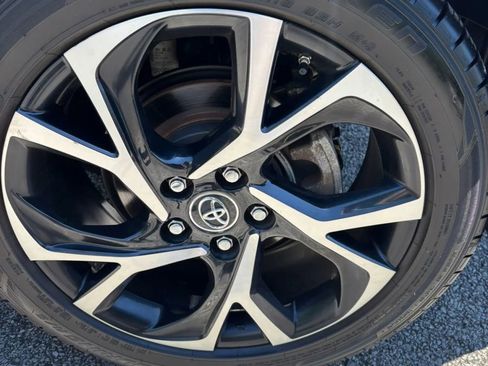 Used 2018 Toyota C-HR XLE FWD image 21