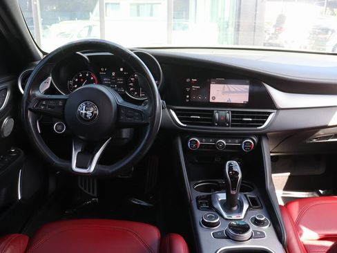 Used 2022 Alfa Romeo Giulia Veloce image 22