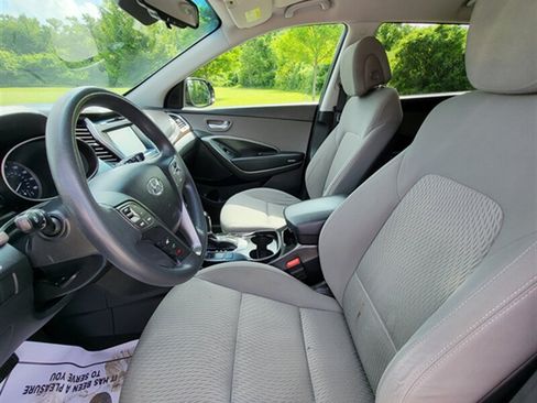 Used 2017 Hyundai Santa Fe SE FWD image 17