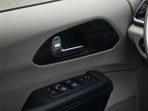 Used 2021 Chrysler Pacifica Limited FWD image 20