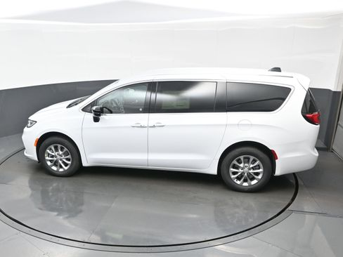 New 2026 Chrysler Pacifica Select image 20