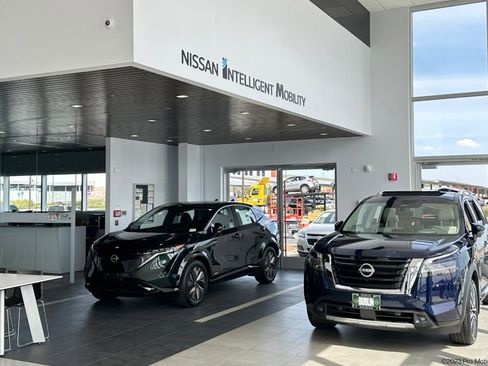 Used 2023 Nissan Armada SL w/ Captain's Chairs Package image 61