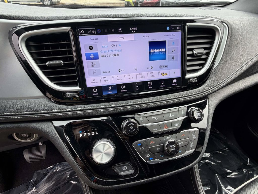 Used 2025 Chrysler Pacifica Limited FWD image 18