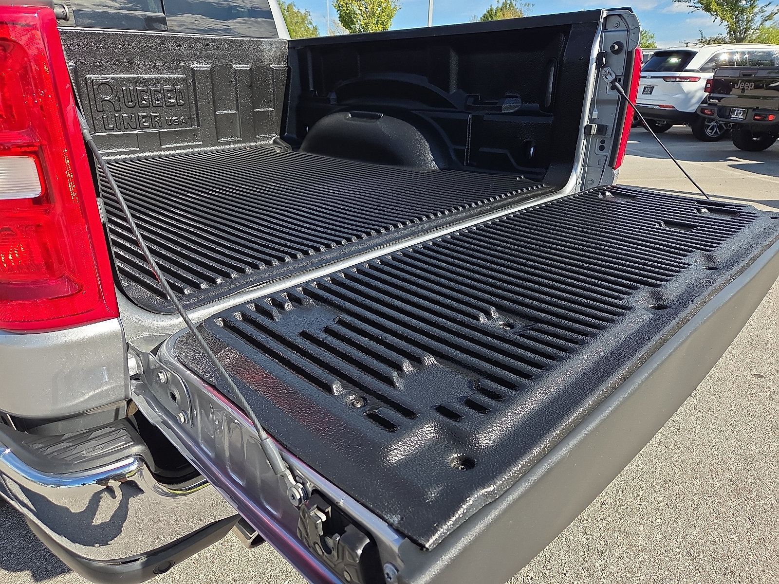 Used 2025 RAM 1500 Laramie AWD/4WD image 9