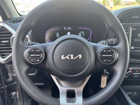 Used 2025 Kia Soul LX w/ LX Technology Package FWD image 25