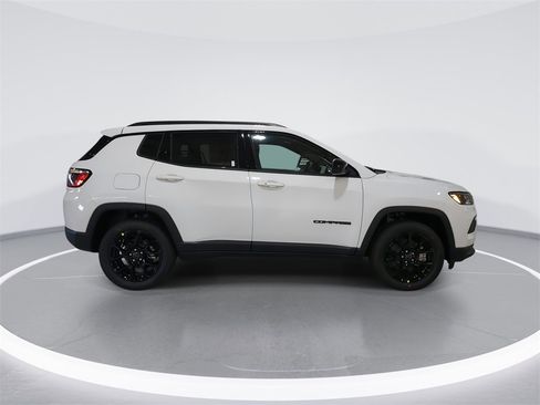 New 2026 Jeep Compass Latitude image 9