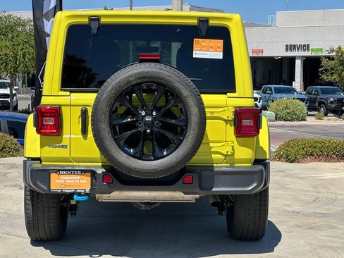Used 2023 Jeep Wrangler Unlimited Sahara w/ Cold Weather Group AWD/4WD image 6