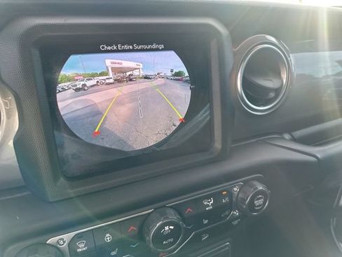 Used 2018 Jeep Wrangler Unlimited Sahara AWD/4WD image 16