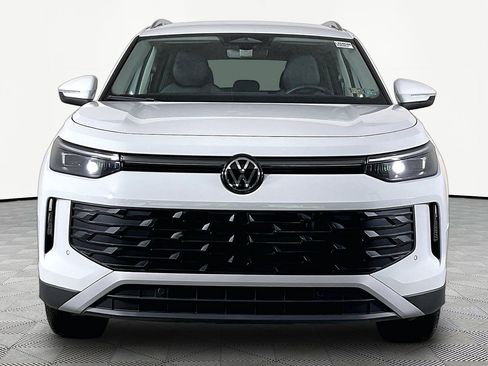 Used 2025 Volkswagen Tiguan SE AWD/4WD image 2