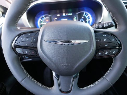 Used 2022 Chrysler Pacifica Limited w/ Uconnect Theater Family Group image 25