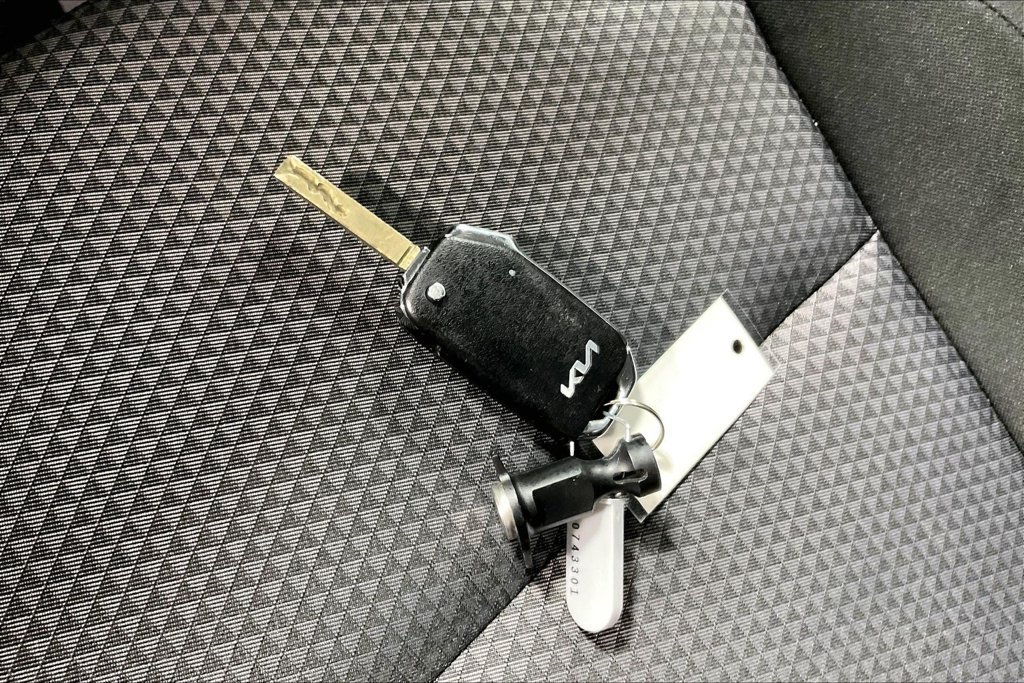 Used 2025 Kia Soul LX w/ LX Technology Package FWD image 12