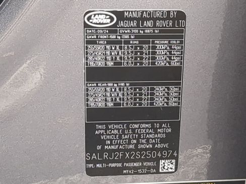 Used 2025 Land Rover Discovery S image 37