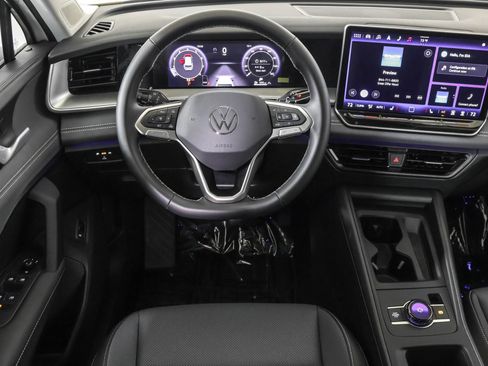 Used 2025 Volkswagen Tiguan SE image 37