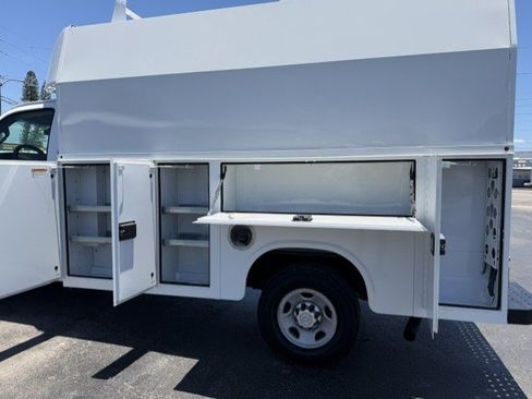 Used 2017 Chevrolet Express 3500 RWD image 11