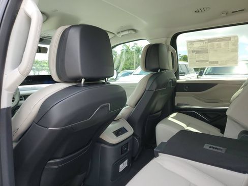 New 2026 Lincoln Navigator Premiere AWD/4WD image 10