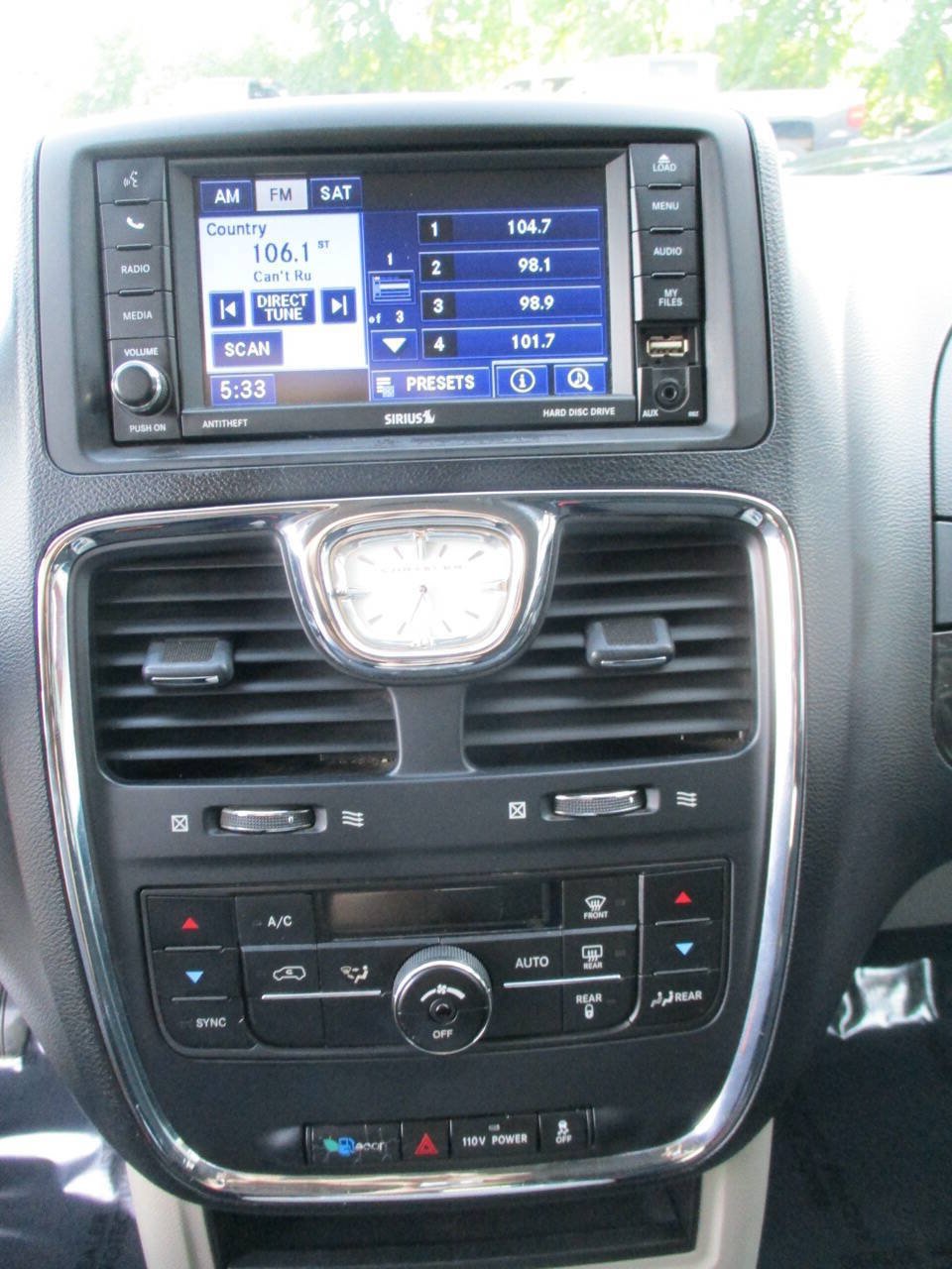 Used 2012 Chrysler Town & Country Touring FWD image 17