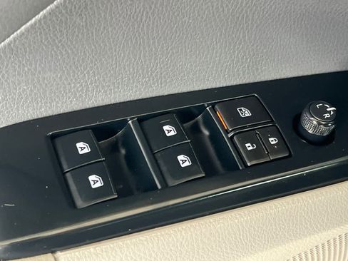 Used 2018 Toyota Camry SE FWD image 13