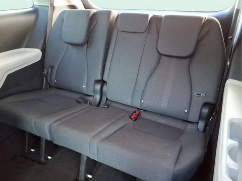 Used 2024 Kia Carnival LX FWD image 18