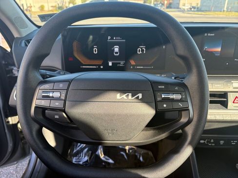 Used 2025 Kia K4 LXS image 27
