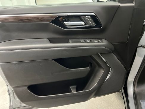 Used 2025 Chevrolet Suburban Z71 AWD/4WD image 11