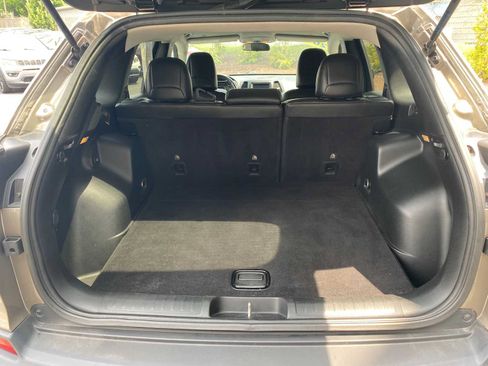 Used 2019 Jeep Cherokee Latitude Plus AWD/4WD image 31