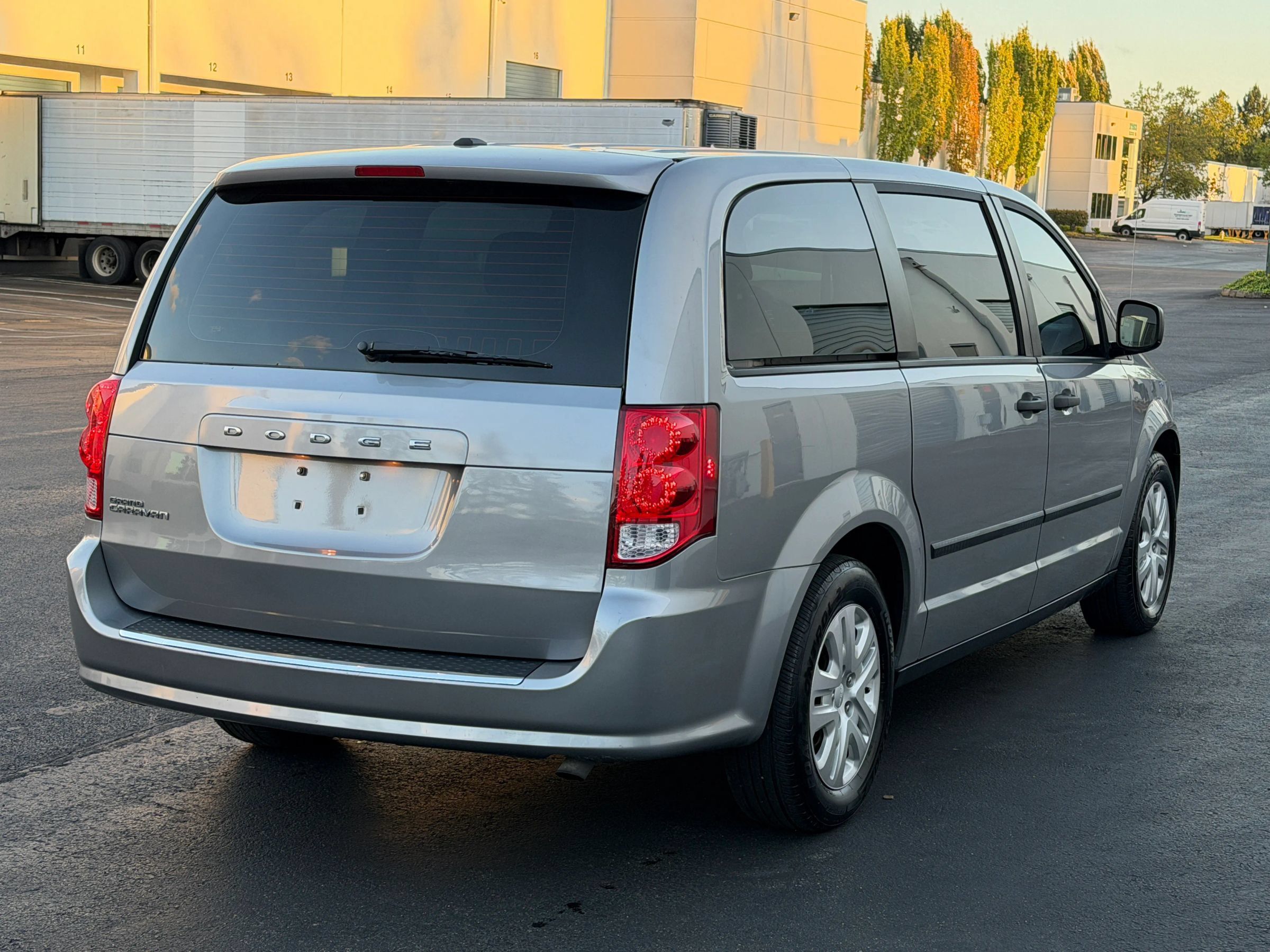 Used 2016 Dodge Grand Caravan American Value Package w/ UConnect Hands-Free Group FWD image 4