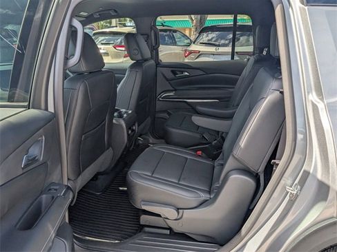 Certified 2025 Chevrolet Traverse LT w/ Driver Confidence Package image 8