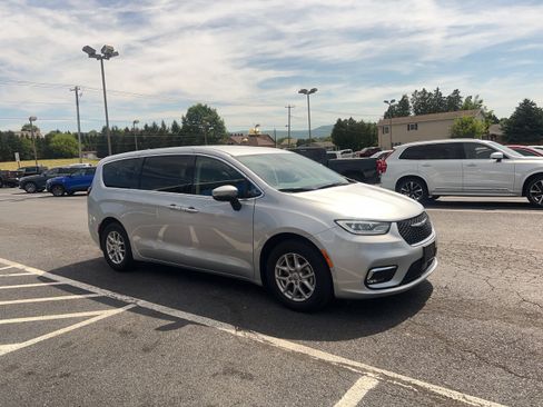 Used 2023 Chrysler Pacifica Touring-L FWD image 8