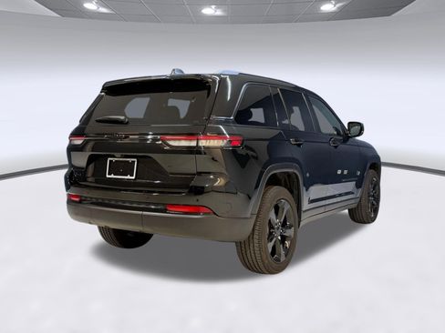 Used 2023 Jeep Grand Cherokee Altitude AWD/4WD image 9