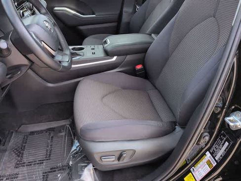 Used 2023 Toyota Highlander LE FWD image 16