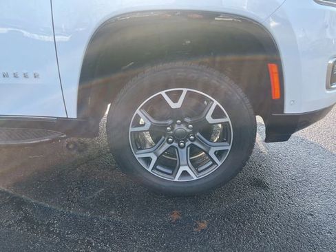 Used 2023 Jeep Wagoneer Series III w/ Preferred Equipment Group image 5