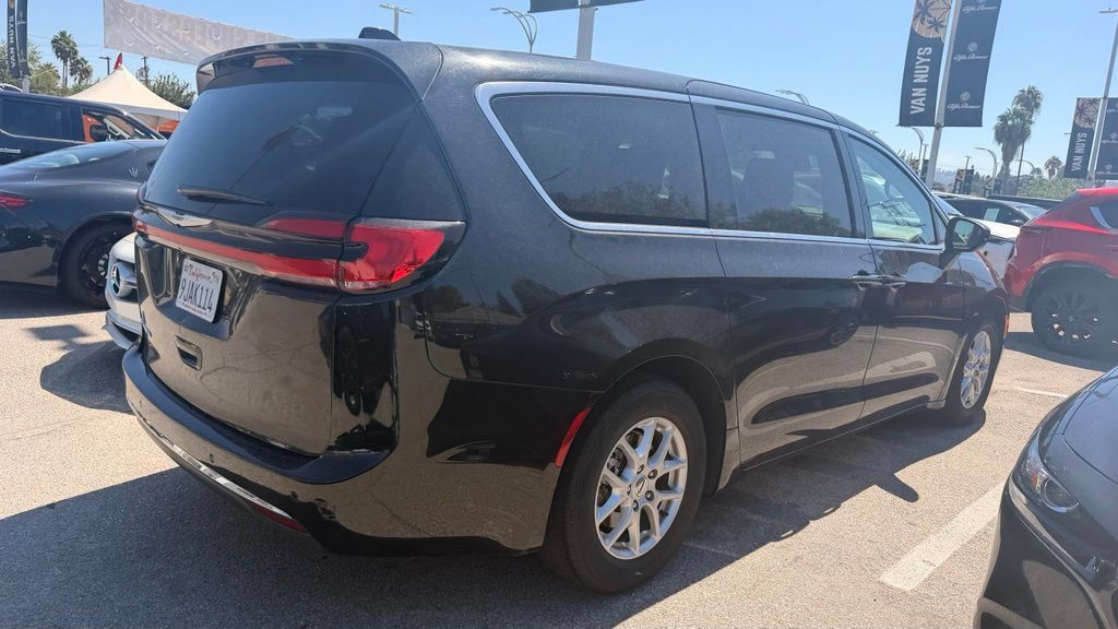 Used 2023 Chrysler Pacifica Touring-L FWD image 3