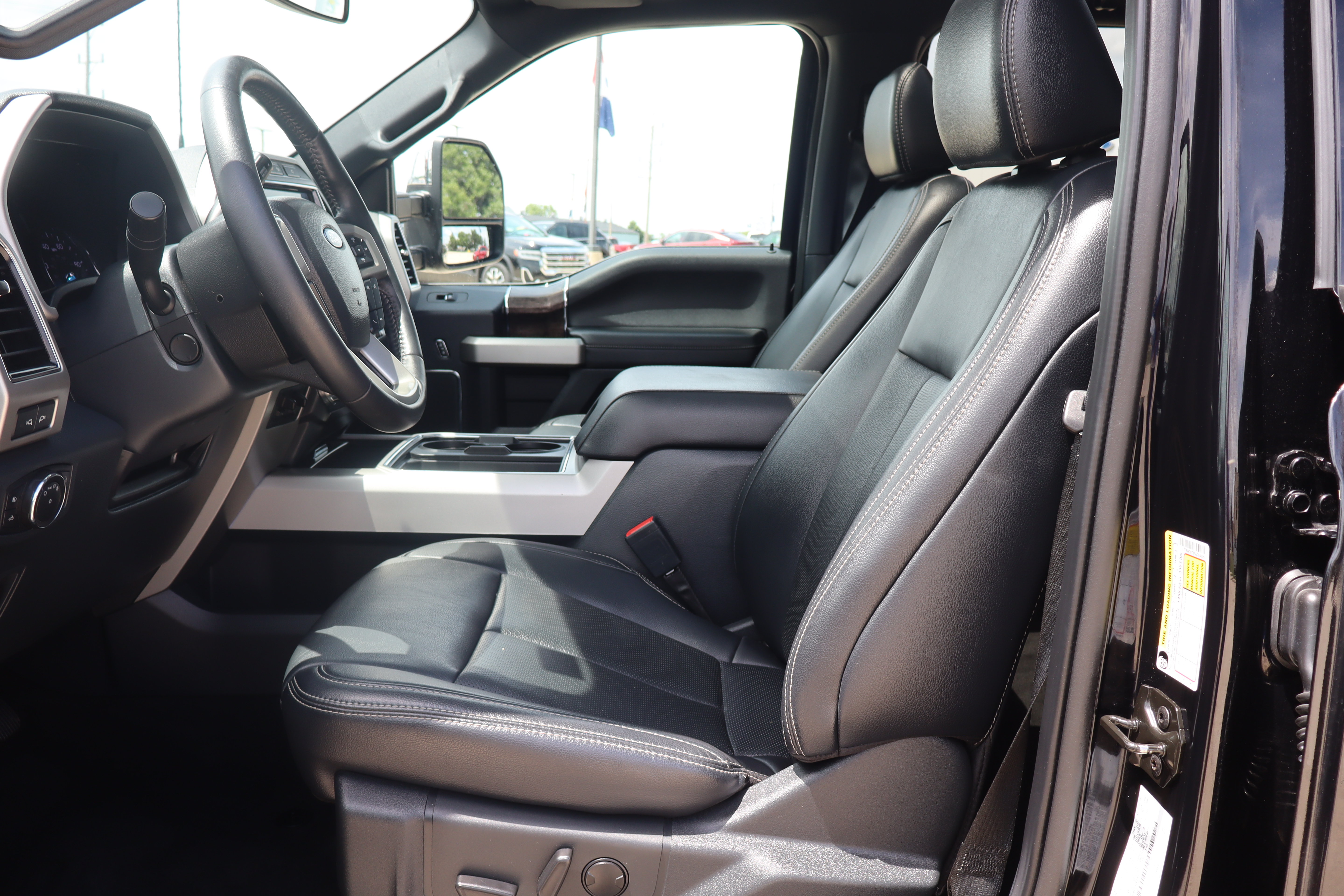 Used 2022 Ford F350 Lariat w/ Lariat Ultimate Package AWD/4WD image 9