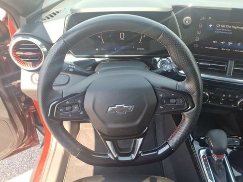 Used 2024 Chevrolet Trax RS w/ Sunroof Package FWD image 17
