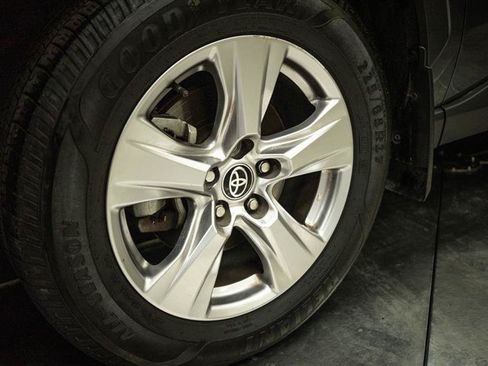 Used 2022 Toyota RAV4 XLE w/ Convenience Package FWD image 3